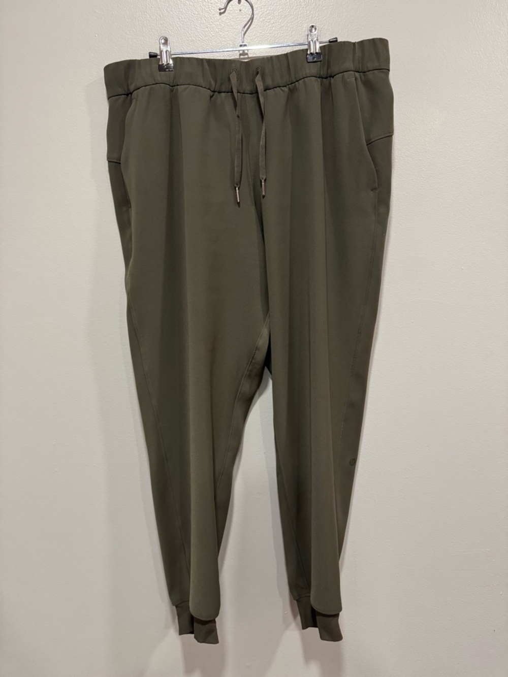 Lululemon On the Fly Jogger in Dark Olive Size 12